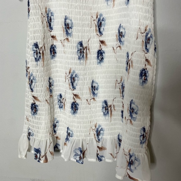 Elegant White and Blue Floral Mini Dress - Picture 5 of 9